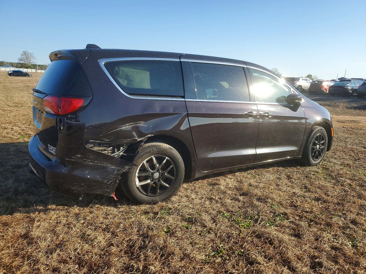 2017 Chrysler Pacifica Lx - Image 3