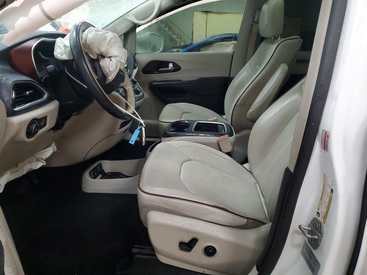 2017 Chrysler Pacifica Limited - Image 7