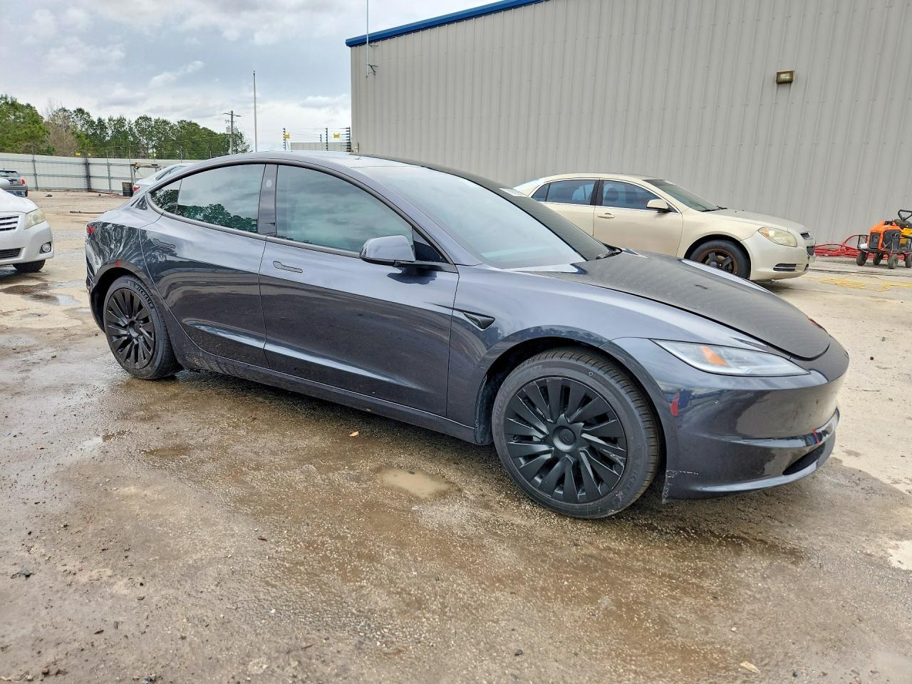 2025 Tesla Model 3 - Фото 4