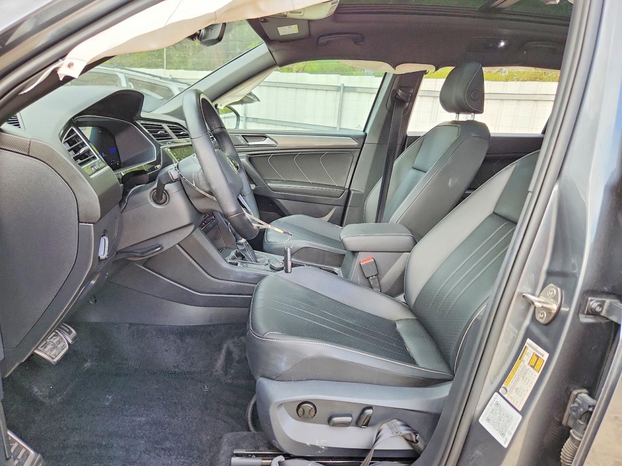 2023 Volkswagen Tiguan Se R-Line Black - Image 7