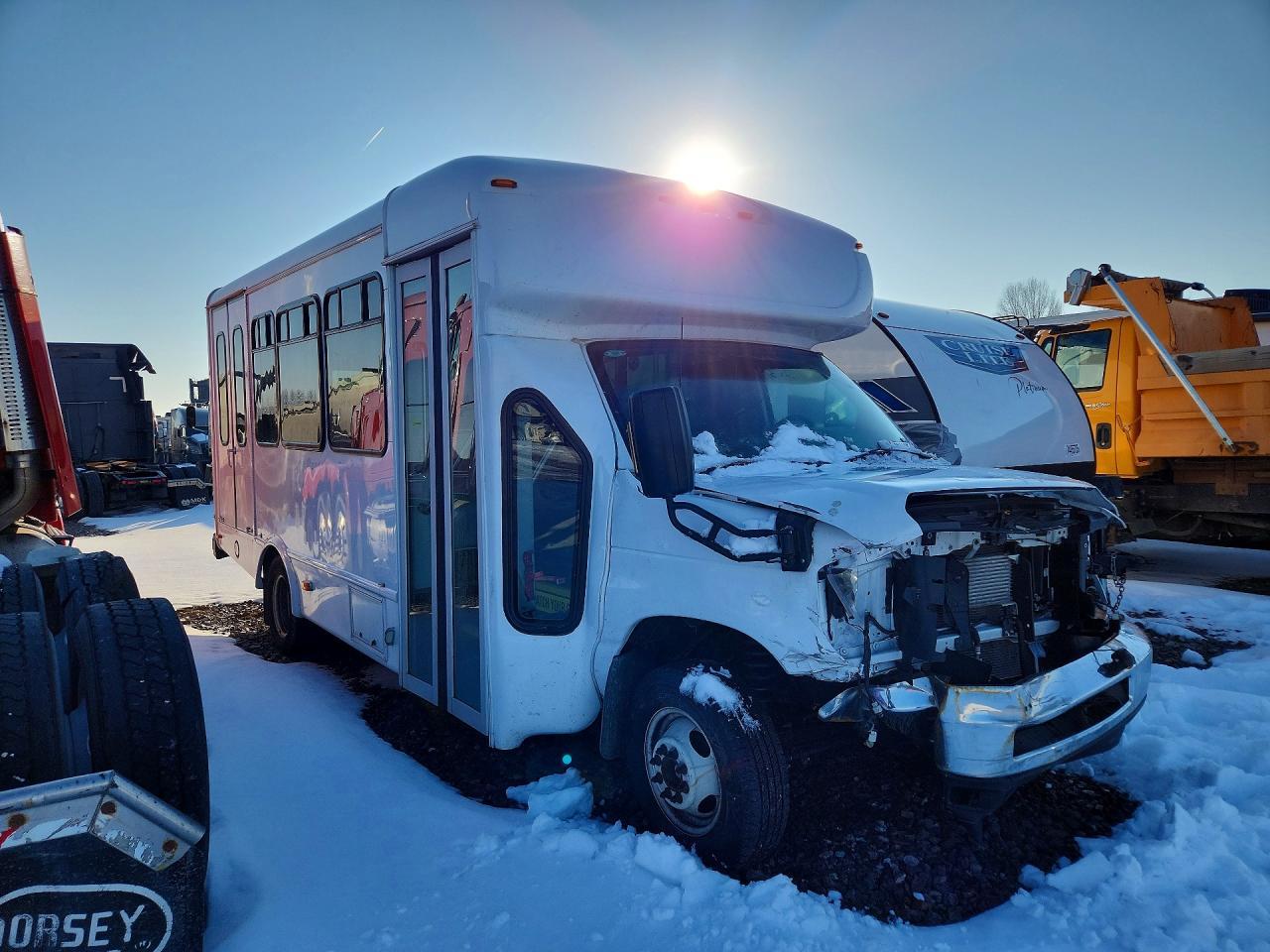2025 Ford E450 Shuttle Bus - Фото 4