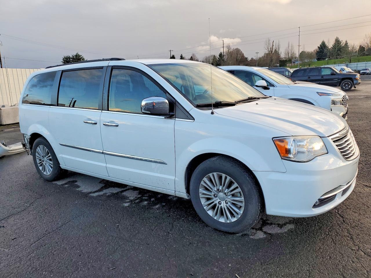 2015 Chrysler Town & Country Touring L - Фото 4