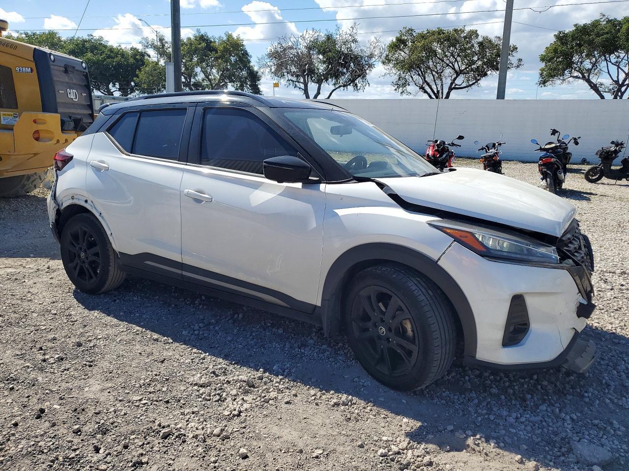 2021 Nissan Kicks Sr - Image 4