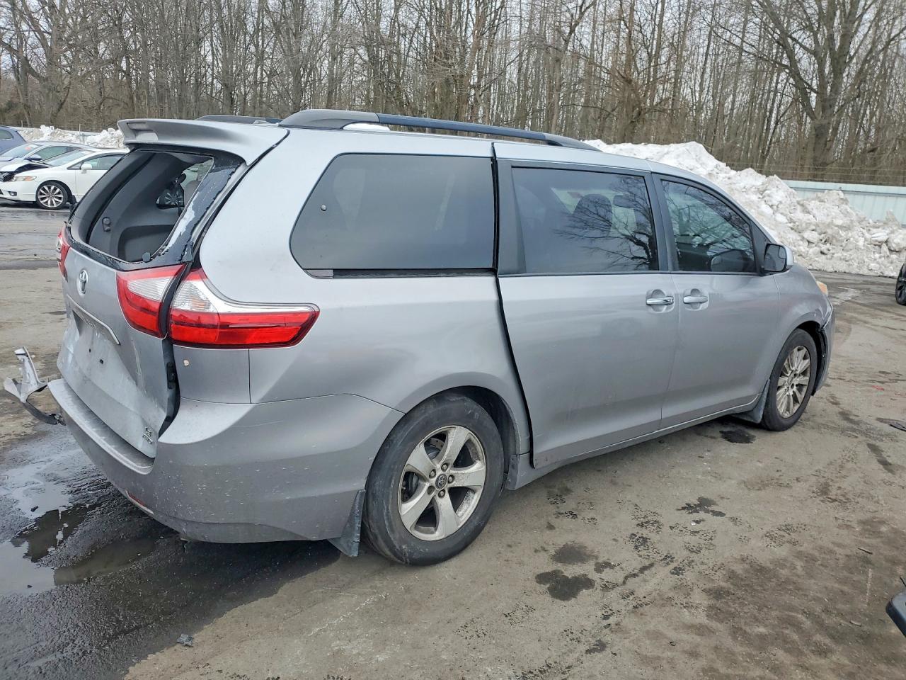2015 Toyota Sienna Le - Image 3
