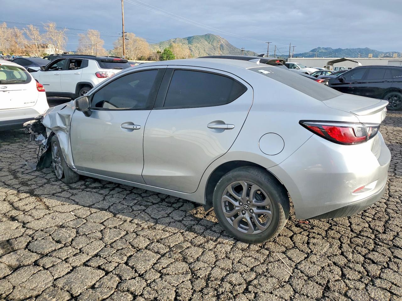 2019 Toyota Yaris L - Фото 2