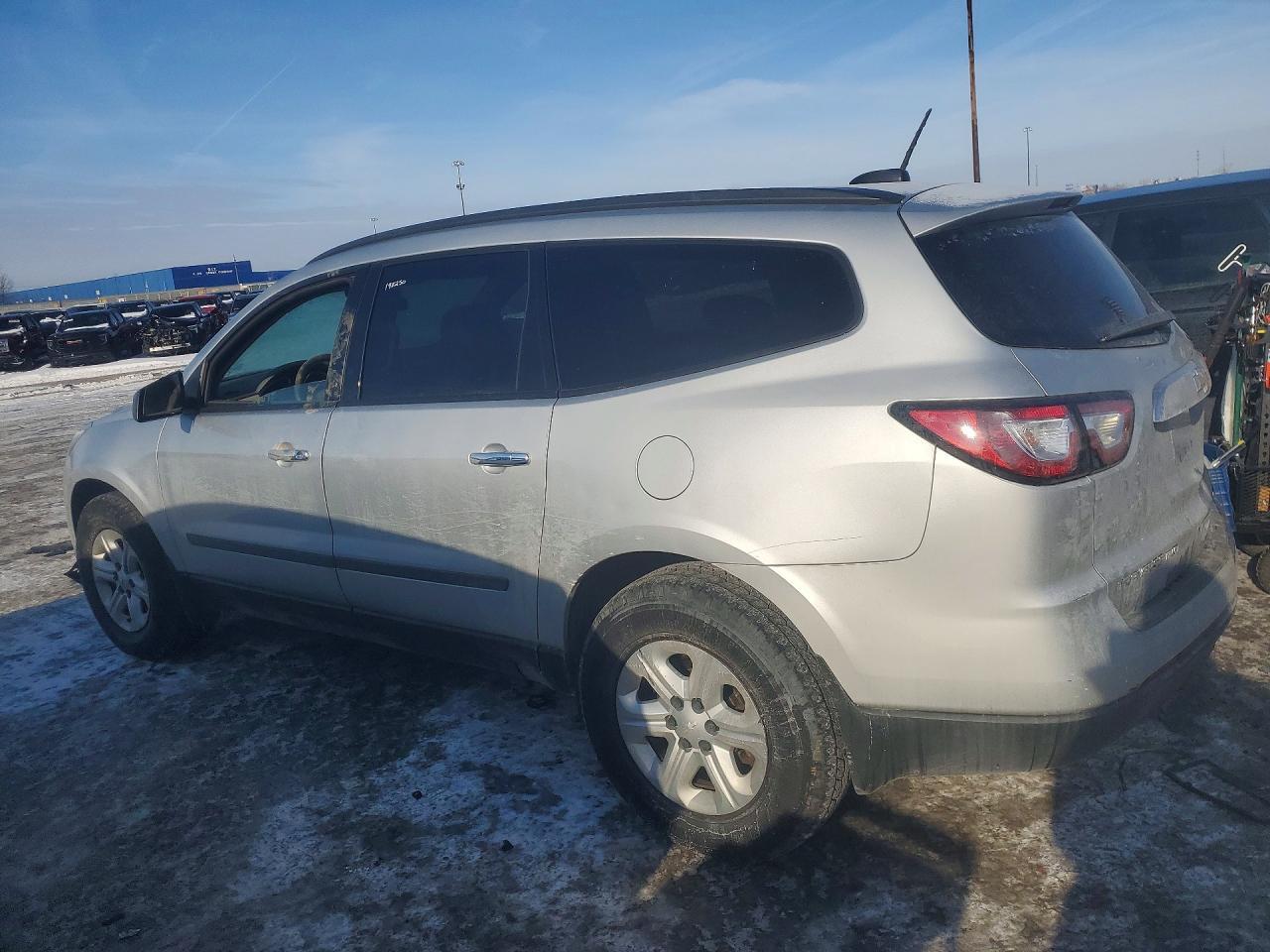 2017 Chevrolet Traverse Ls - Фото 2