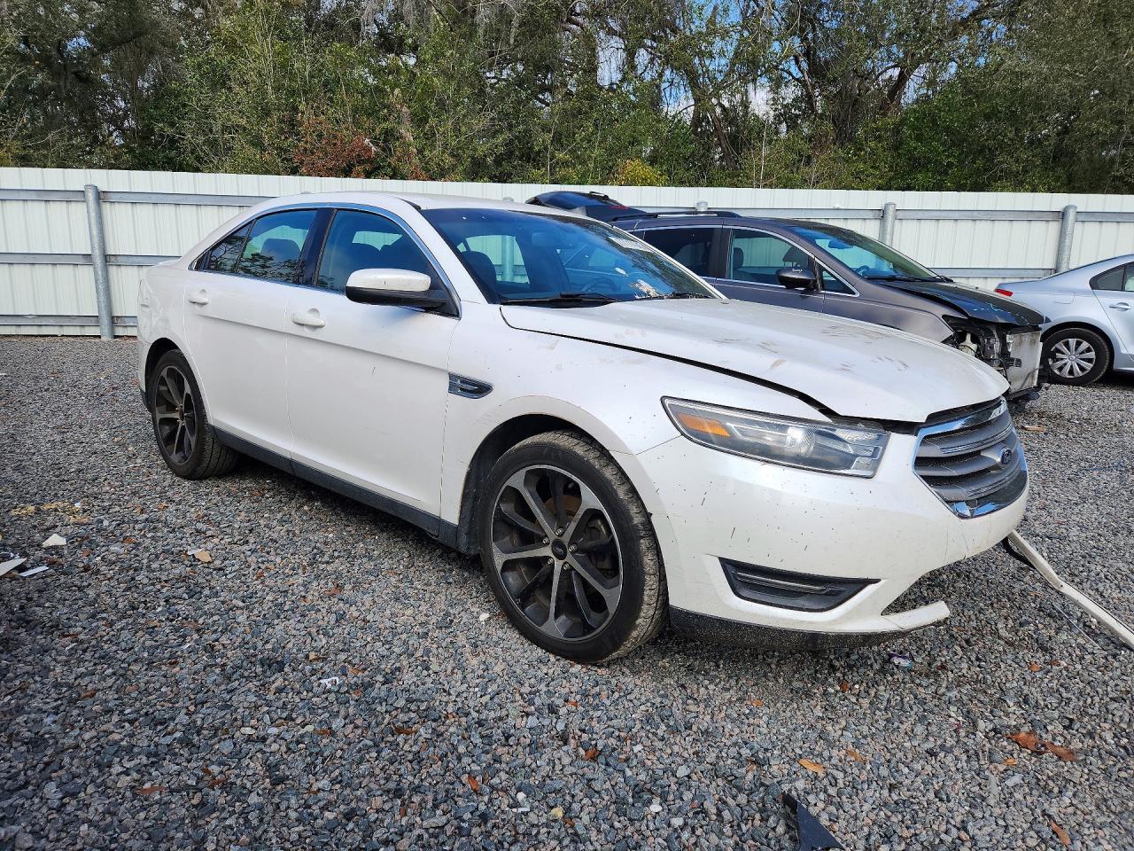 2015 Ford Taurus Sel - Image 4