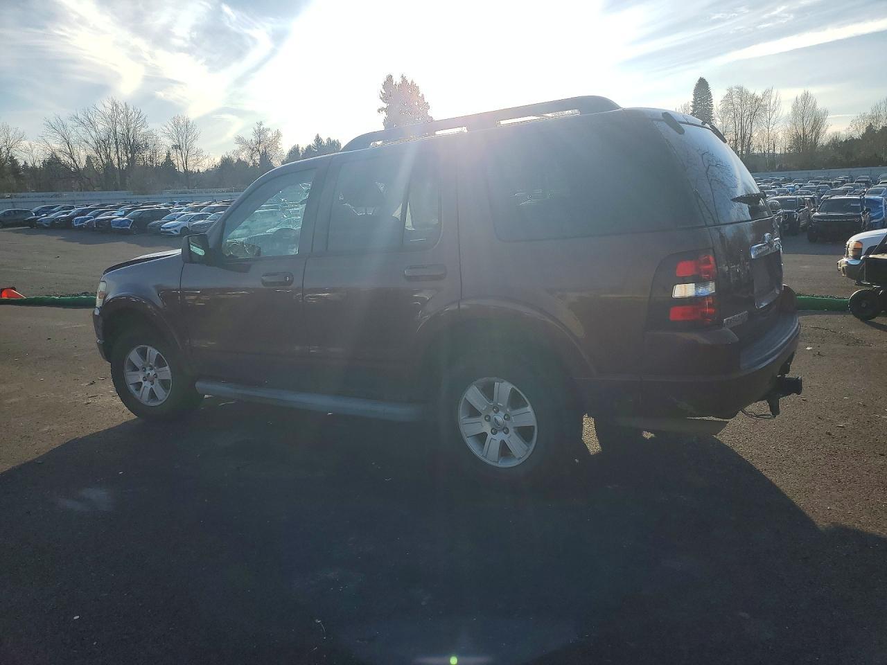 2010 Ford Explorer Xlt - Image 2