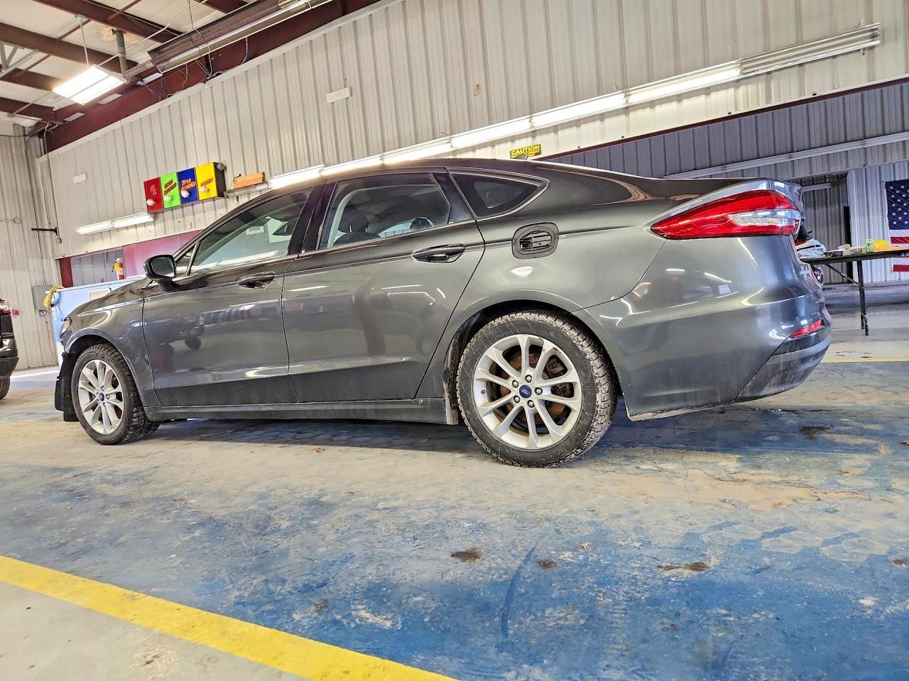 2020 Ford Fusion Hybrid - Фото 2