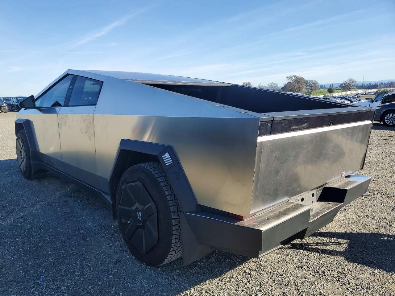 2025 Tesla Cybertruck - Фото 2