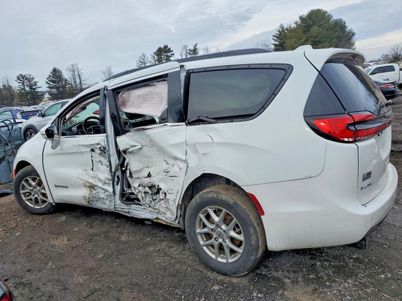 2022 Chrysler Pacifica Touring L - Фото 2