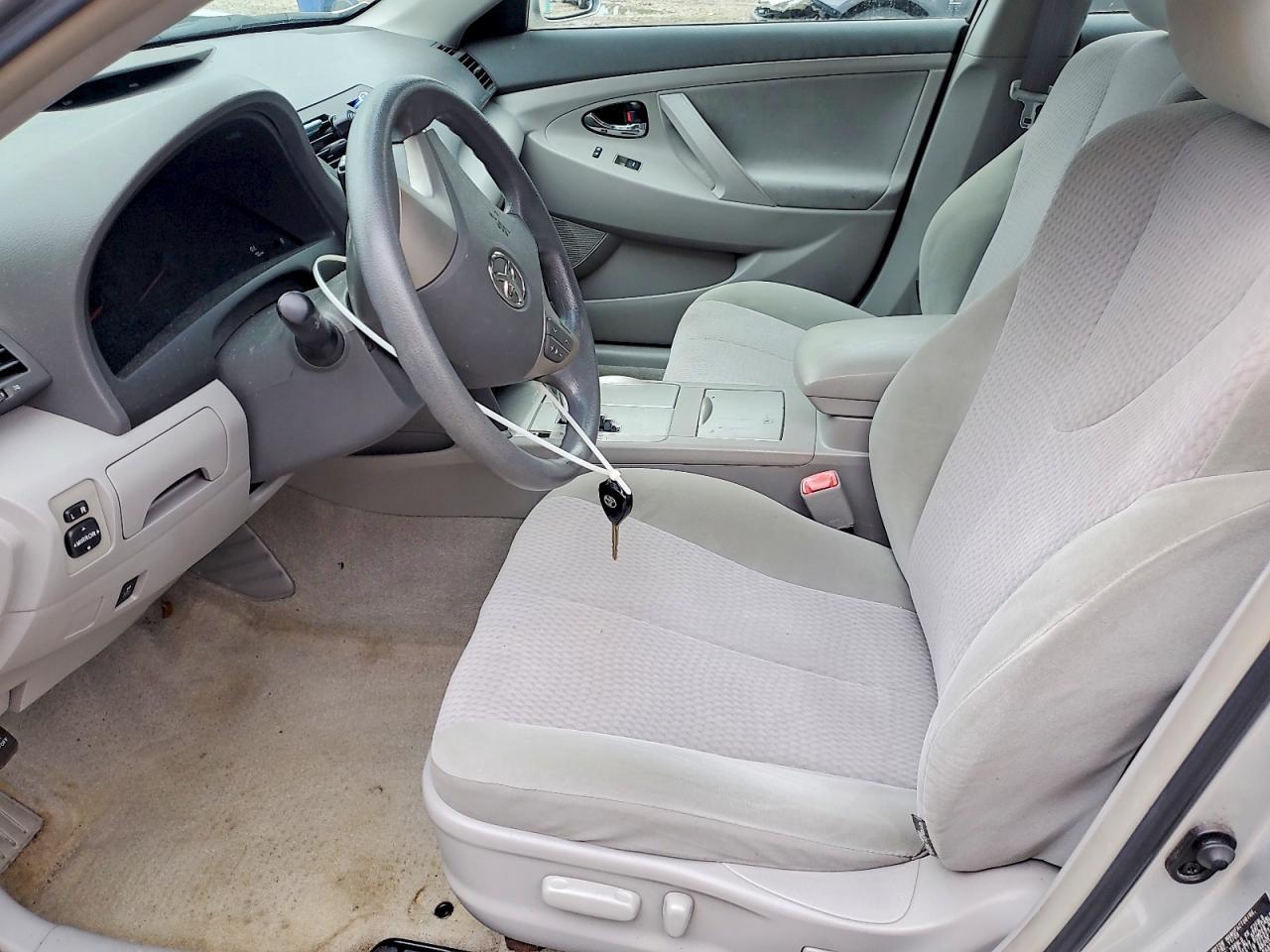 2010 Toyota Camry Le - Фото 7