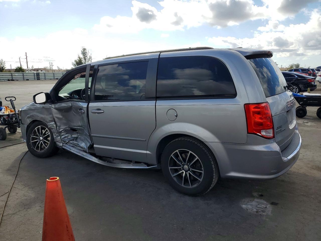 2017 Dodge Grand Caravan Gt - Image 2