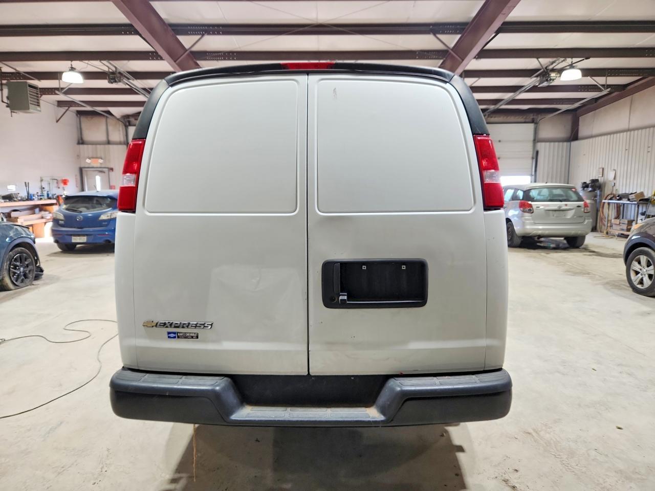 2023 Chevrolet Express 2500 Cargo Delivery Van - Фото 6