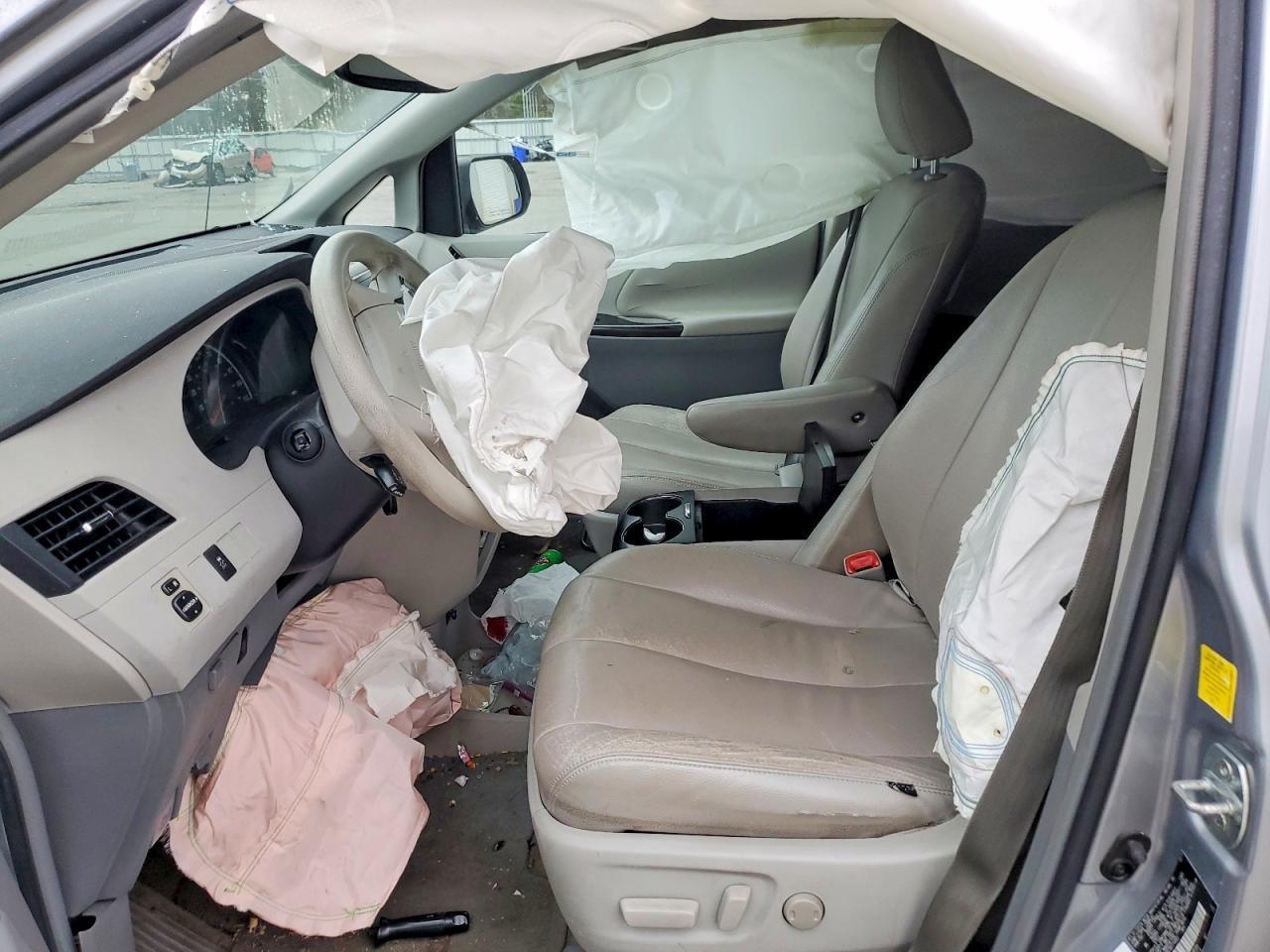 2011 Toyota Sienna Le 8-Passenger - Фото 7