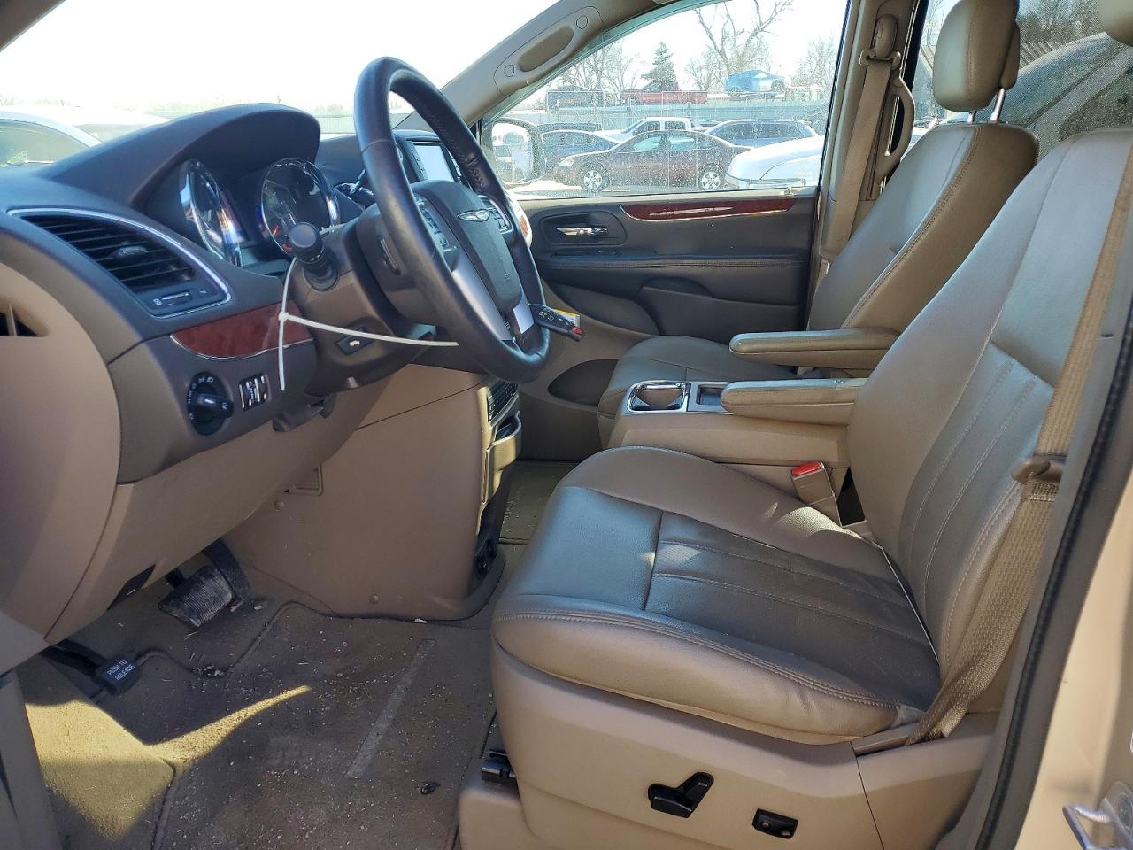 2012 Chrysler Town & Country Touring L - Фото 7