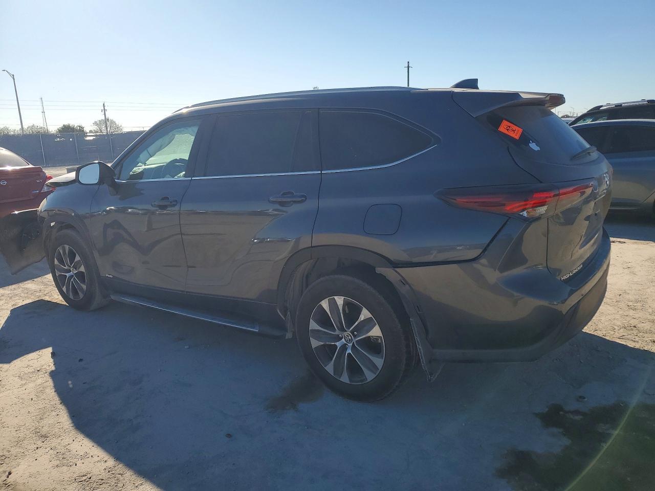 2025 Toyota Highlander - Image 2