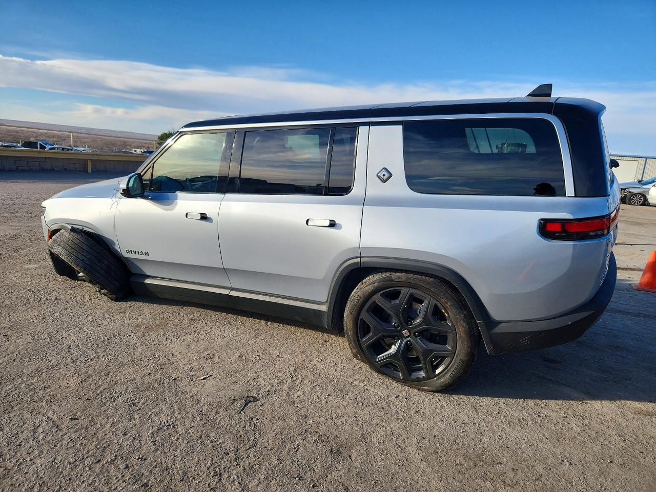 2025 Rivian R1S Adventure - Фото 2