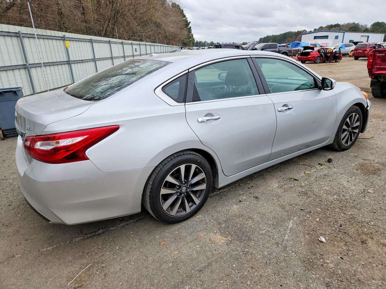 2017 Nissan Altima 2.5 - Image 3