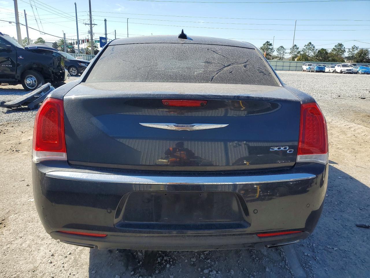 2017 Chrysler 300C - Image 6