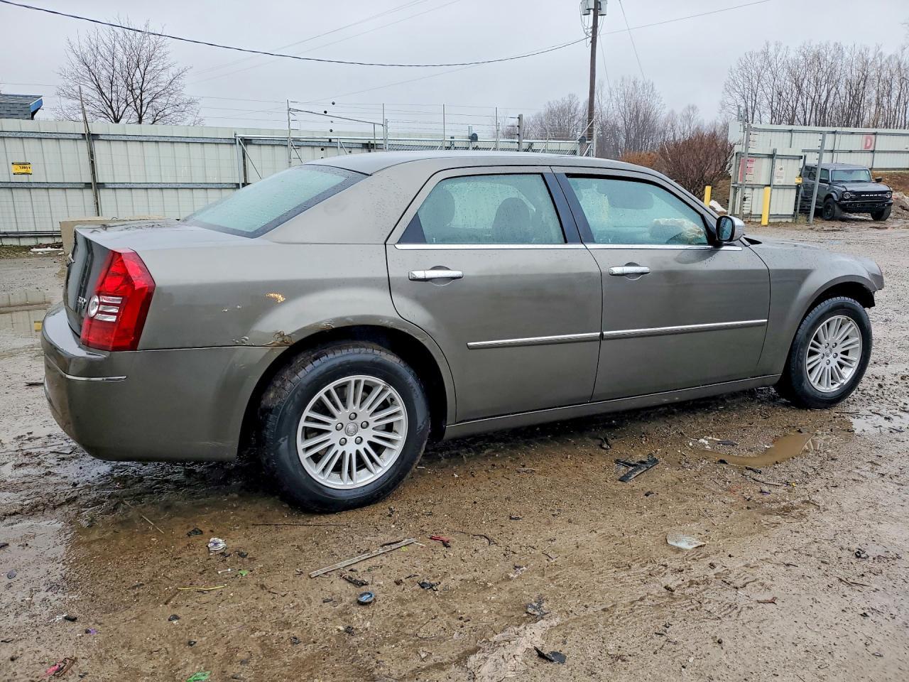 2010 Chrysler 300 Touring - Фото 3