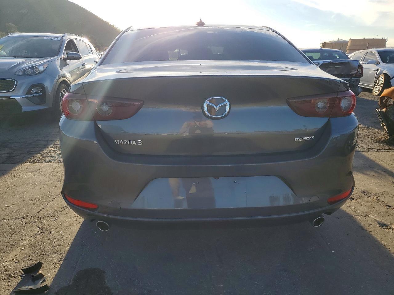 2022 Mazda 3 Premium - Image 6