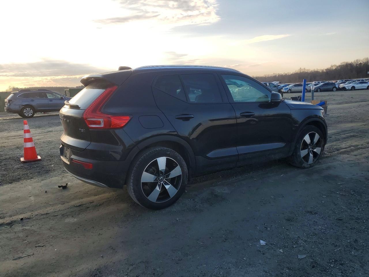 2020 Volvo Xc40 T5 Momentum - Image 3