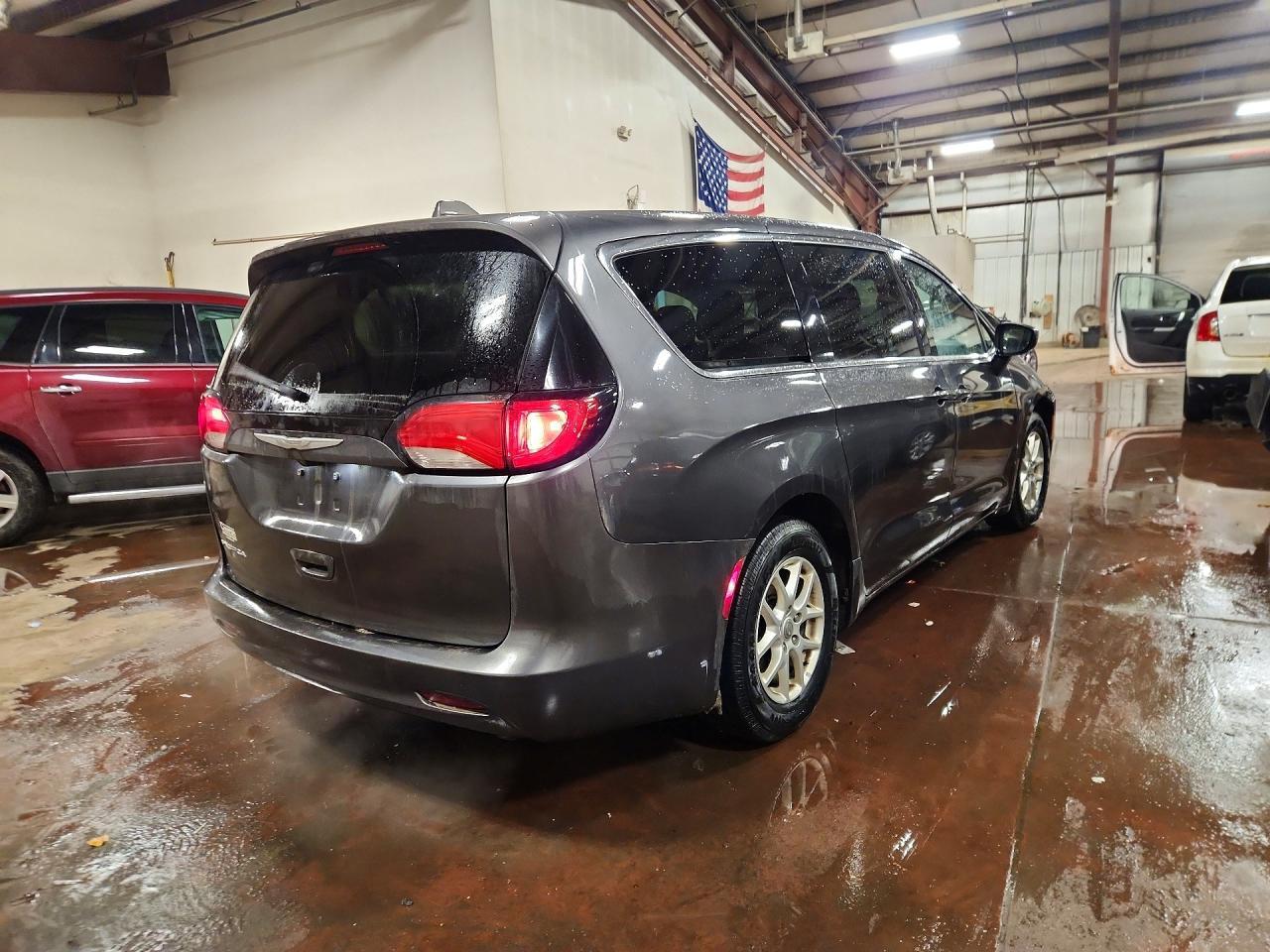 2017 Chrysler Pacifica Touring - Фото 3