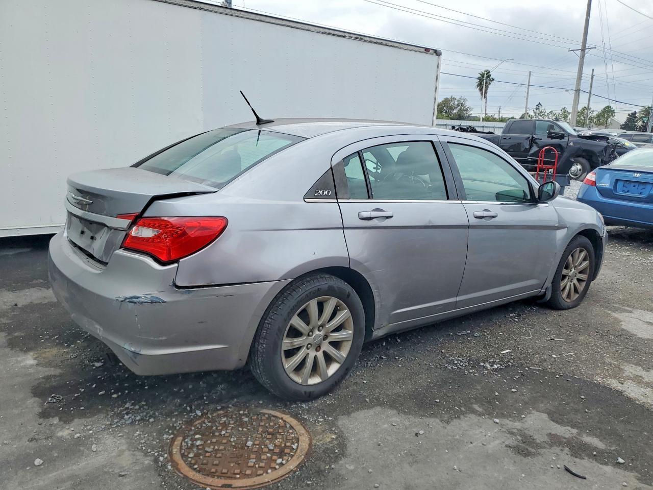 2013 Chrysler 200 Touring - Фото 3