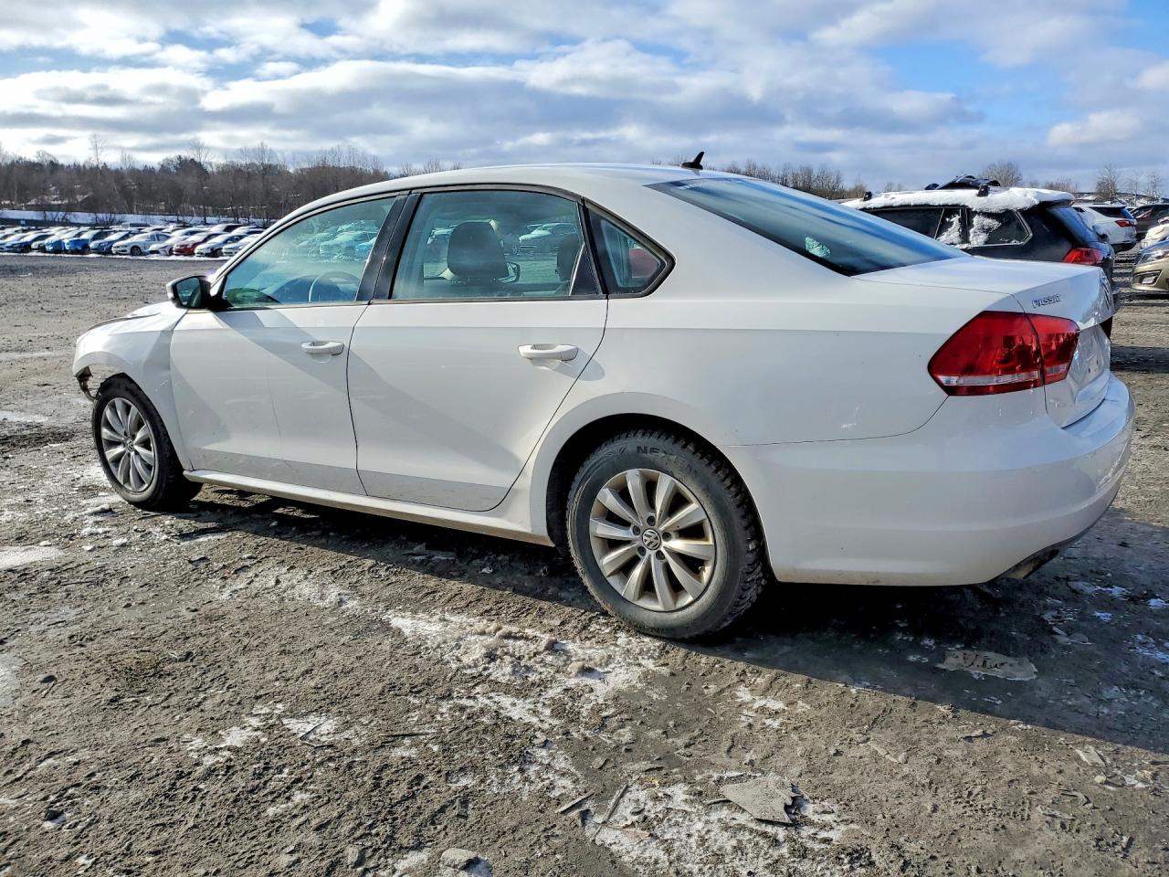 2013 Volkswagen Passat S - Фото 2