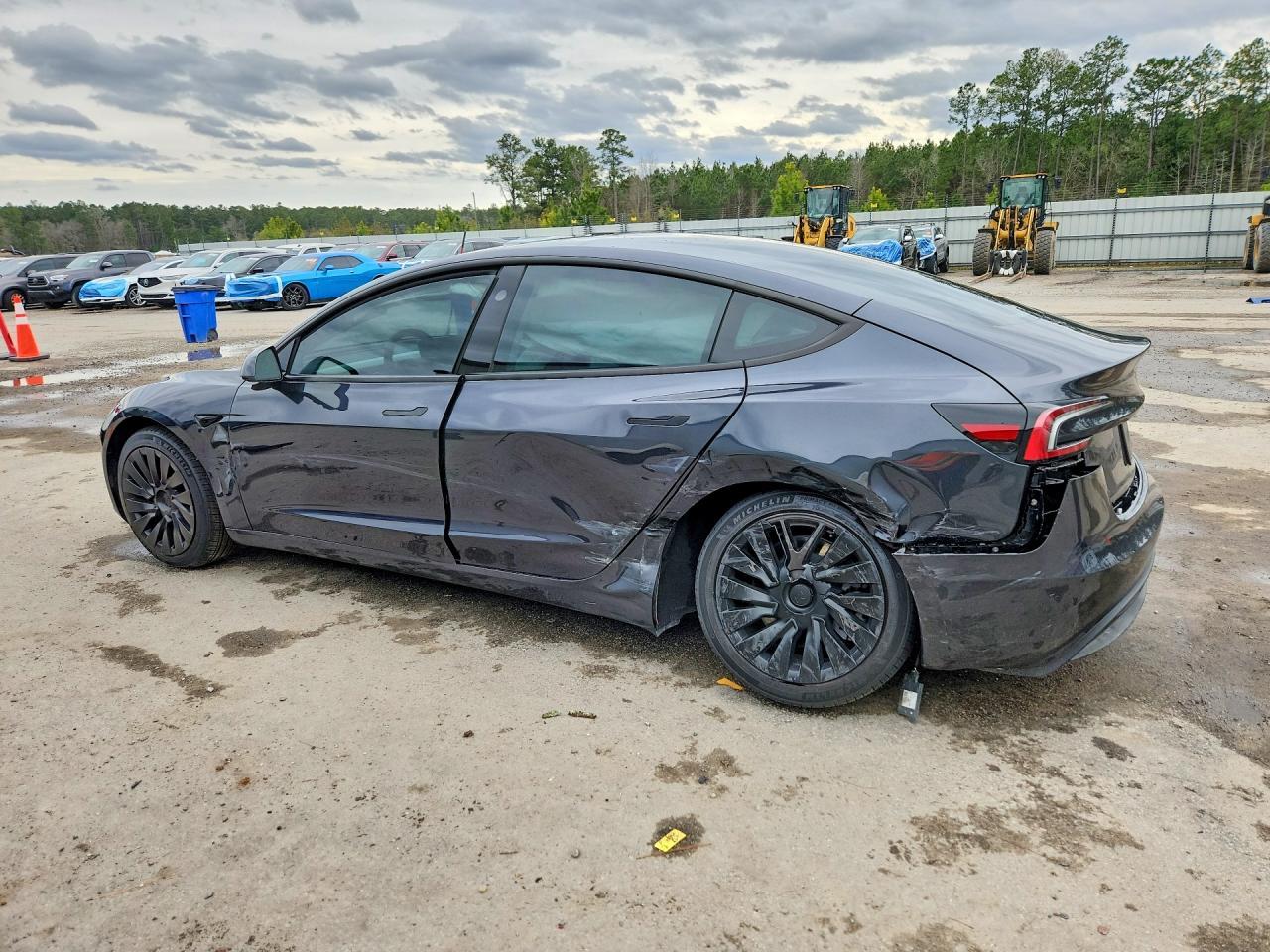 2025 Tesla Model 3 - Фото 2