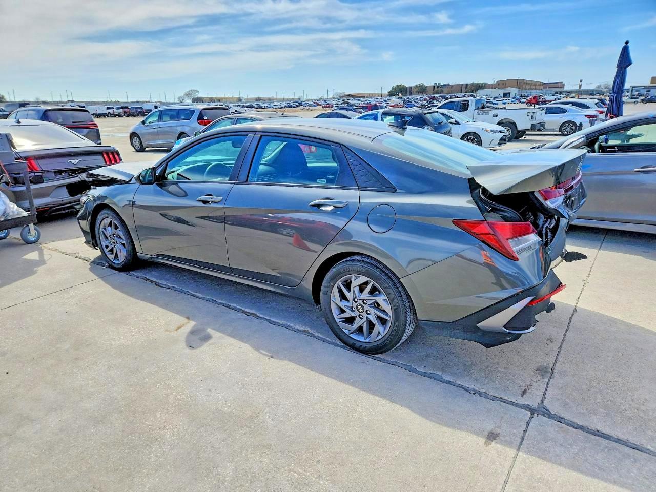 2024 Hyundai Elantra - Фото 2