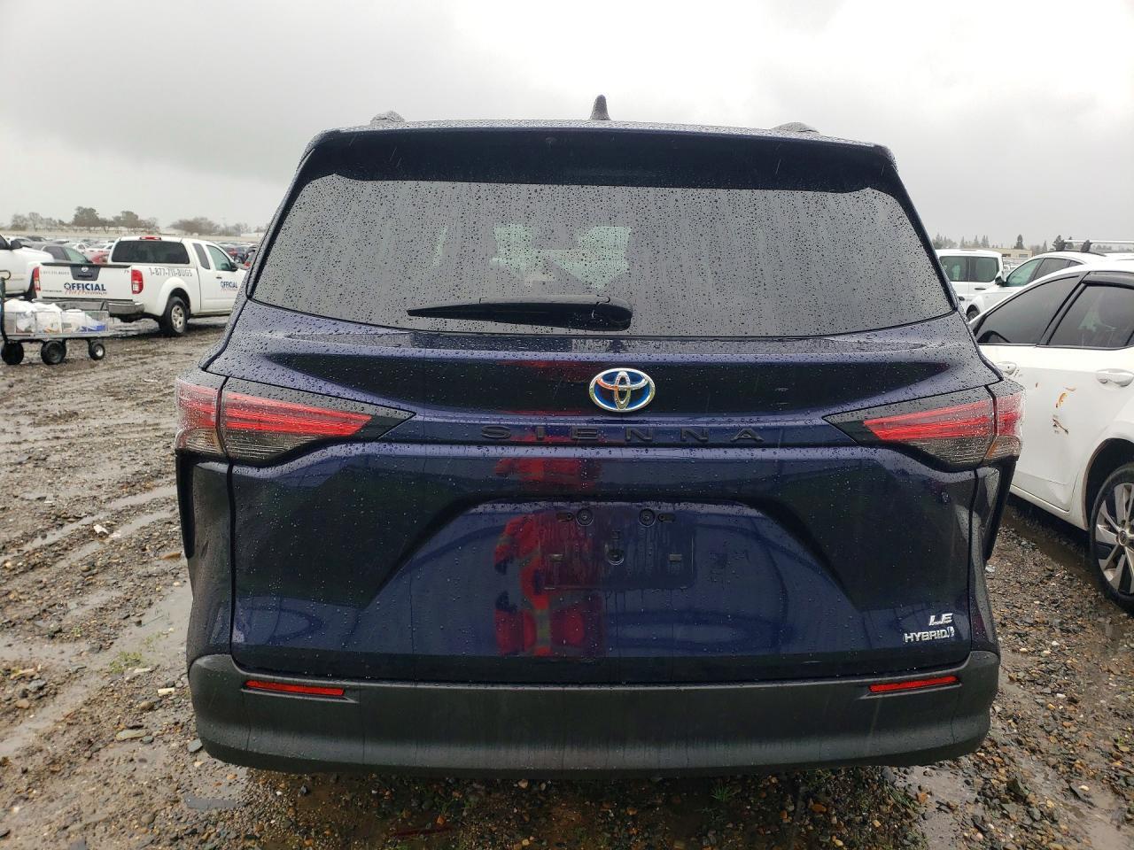 2022 Toyota Sienna Le - Фото 6
