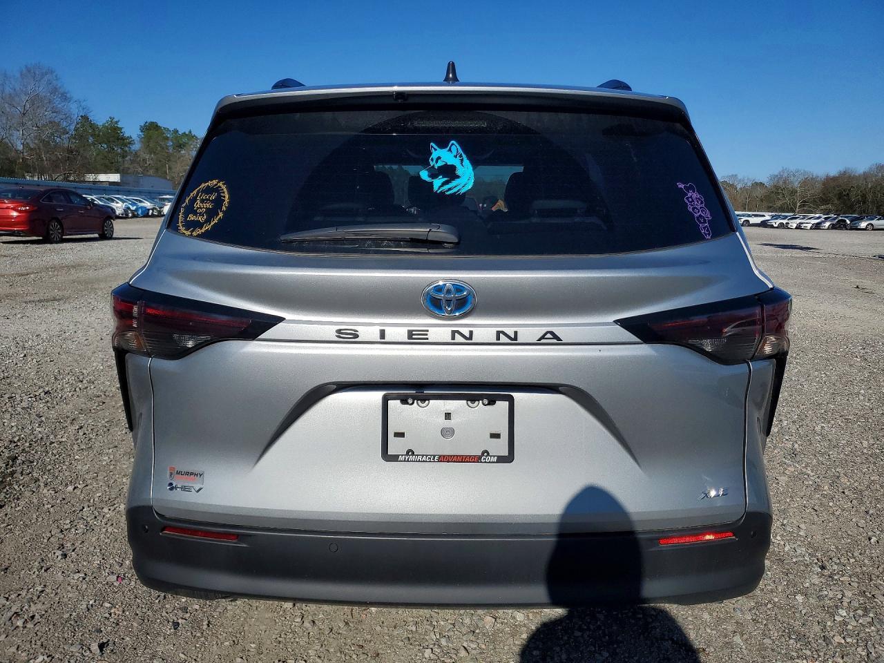 2025 Toyota Sienna Xle - Image 6