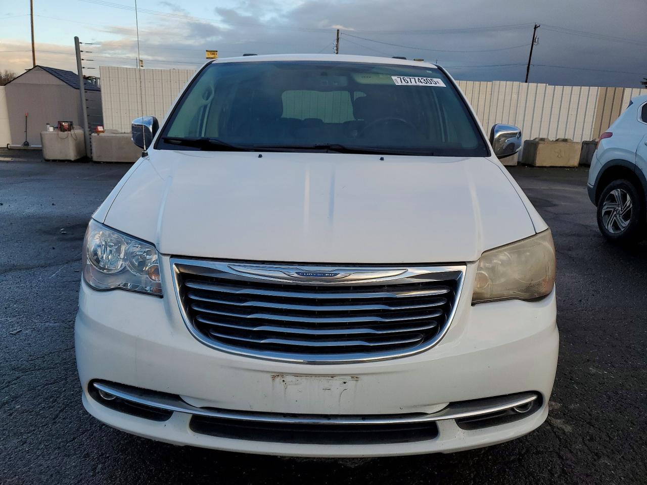 2015 Chrysler Town & Country Touring L - Фото 5