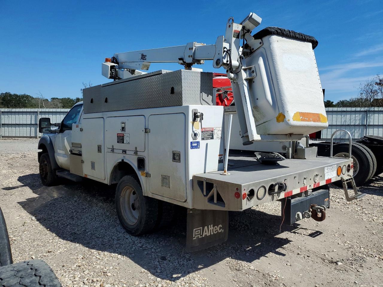 2015 Ford F450 Super Duty Bucket Truck - Фото 2