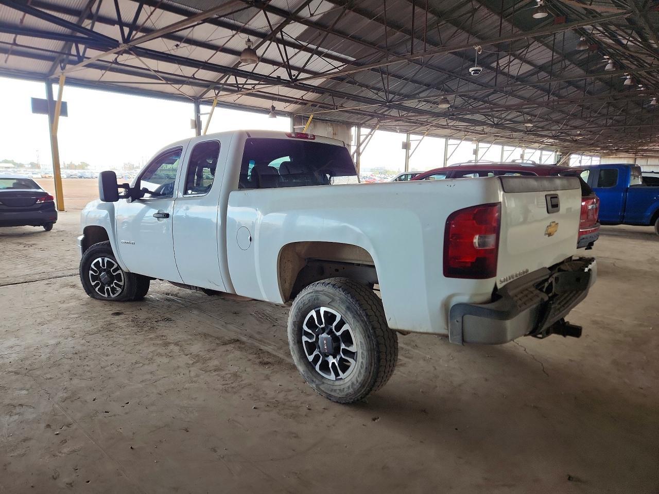 2013 Chevrolet Silverado C2500 Heavy Duty - Image 2