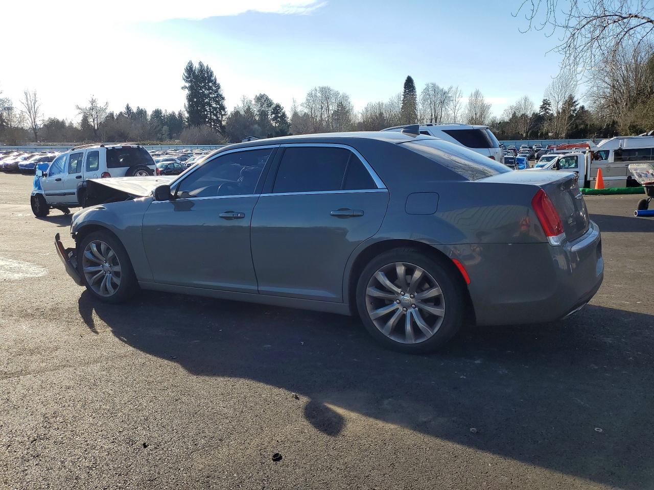 2018 Chrysler 300 Touring - Фото 2