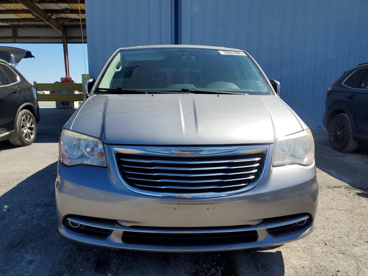 2014 Chrysler Town & Country Touring L - Image 5