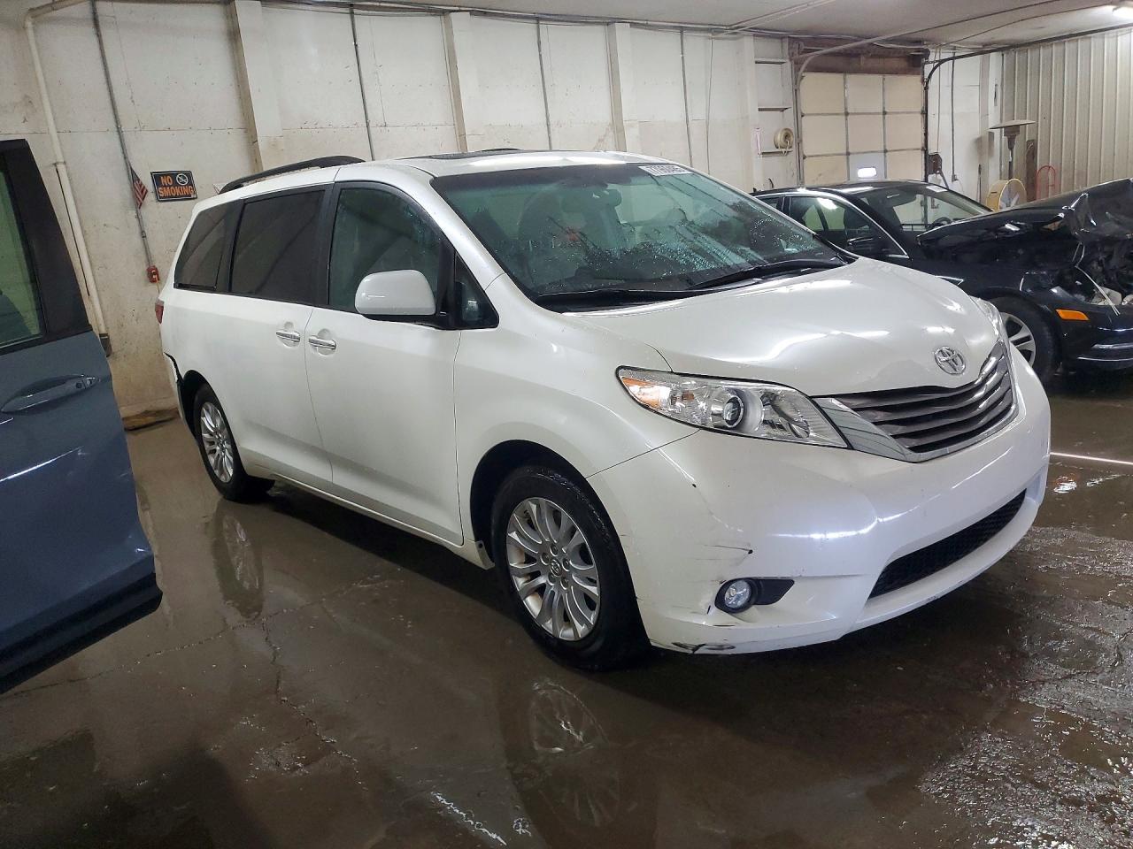 2017 Toyota Sienna Xle - Image 4