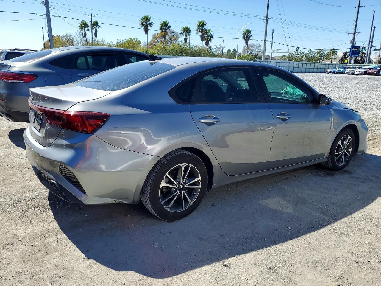 2023 Kia Forte Lxs - Image 3