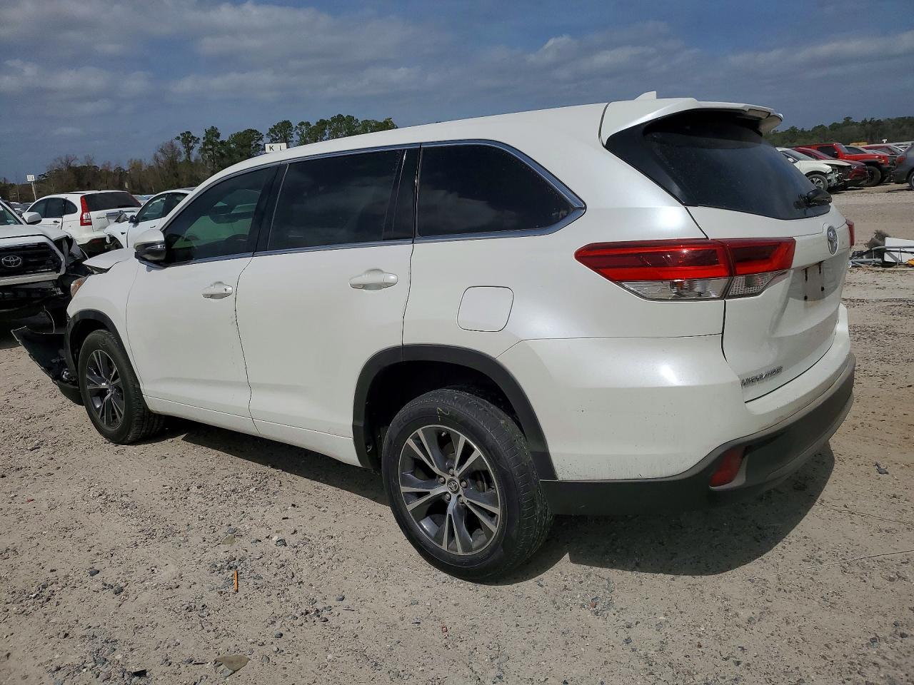 2017 Toyota Highlander Le Plus - Image 2
