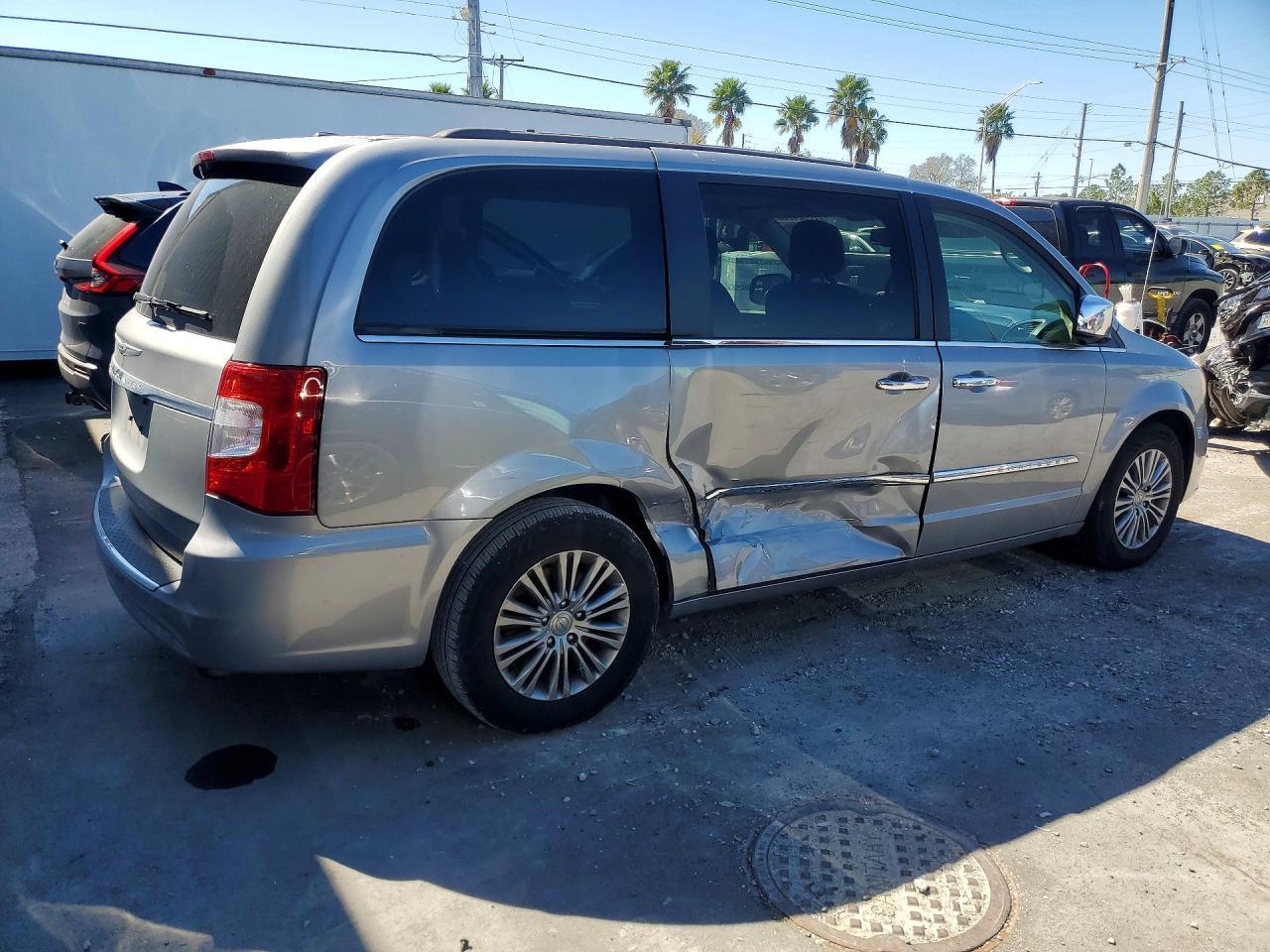 2014 Chrysler Town & Country Touring L - Image 3