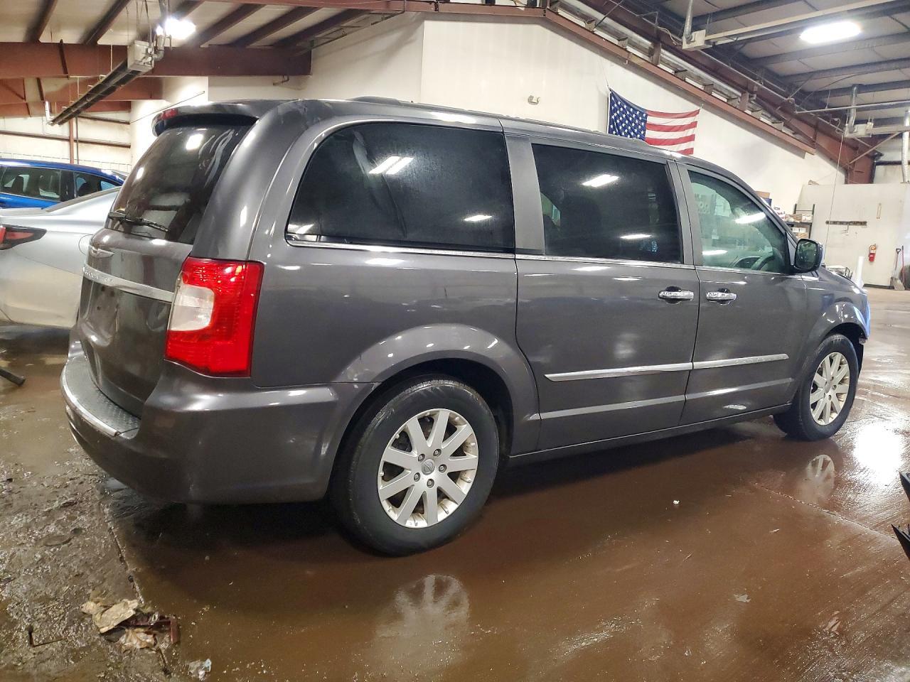 2016 Chrysler Town & Country Touring - Image 3