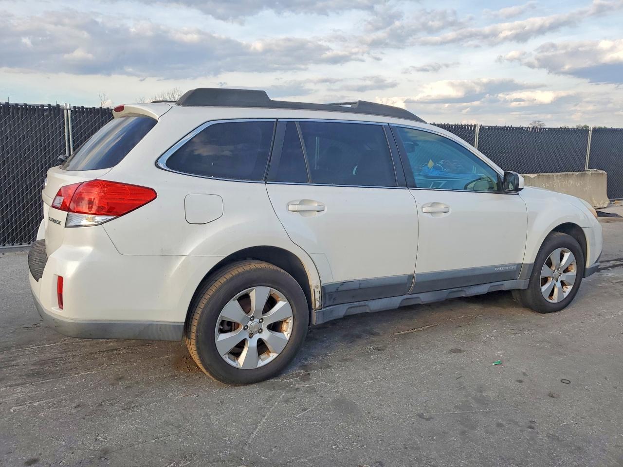 2010 Subaru Outback 2.5I Limited - Фото 3
