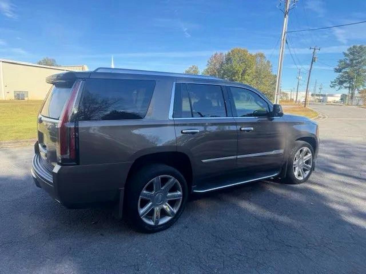 2016 Cadillac Escalade Luxury - Image 4