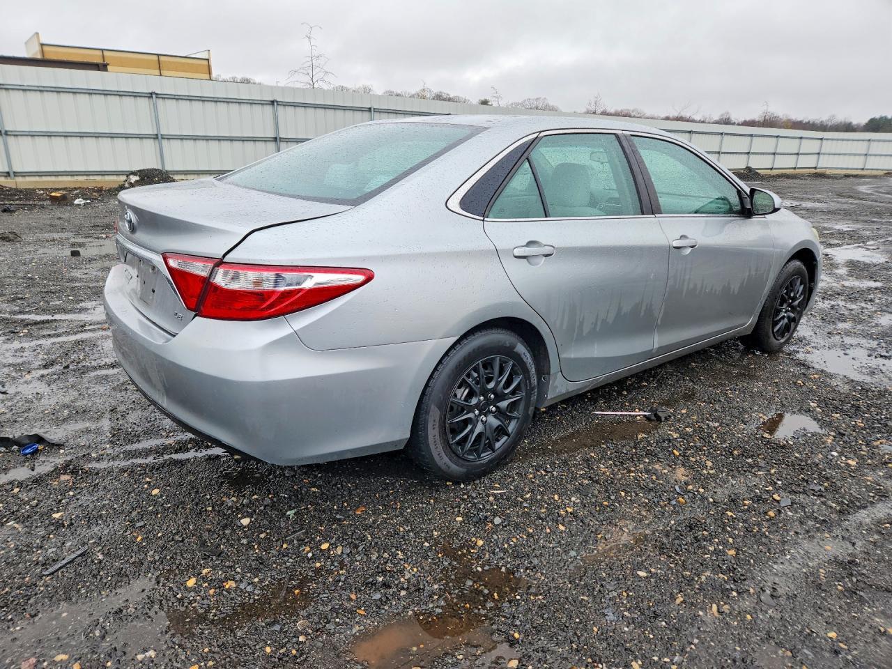 2016 Toyota Camry Le - Image 3