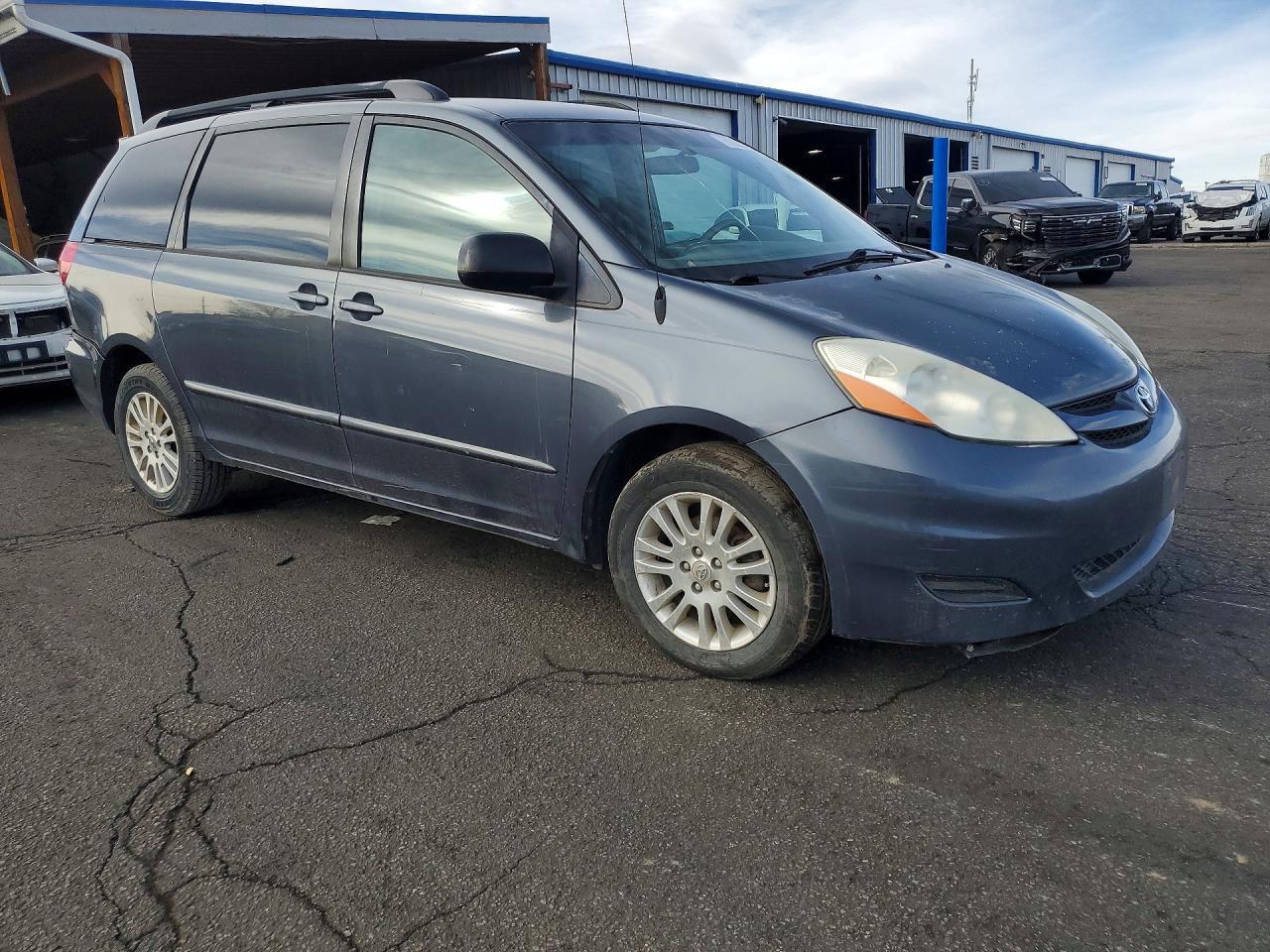 2010 Toyota Sienna - Фото 4