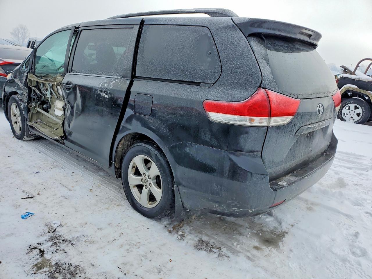 2013 Toyota Sienna Le - Image 2