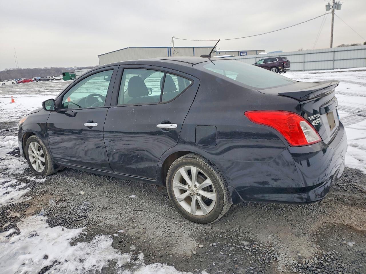 2015 Nissan Versa - Фото 2
